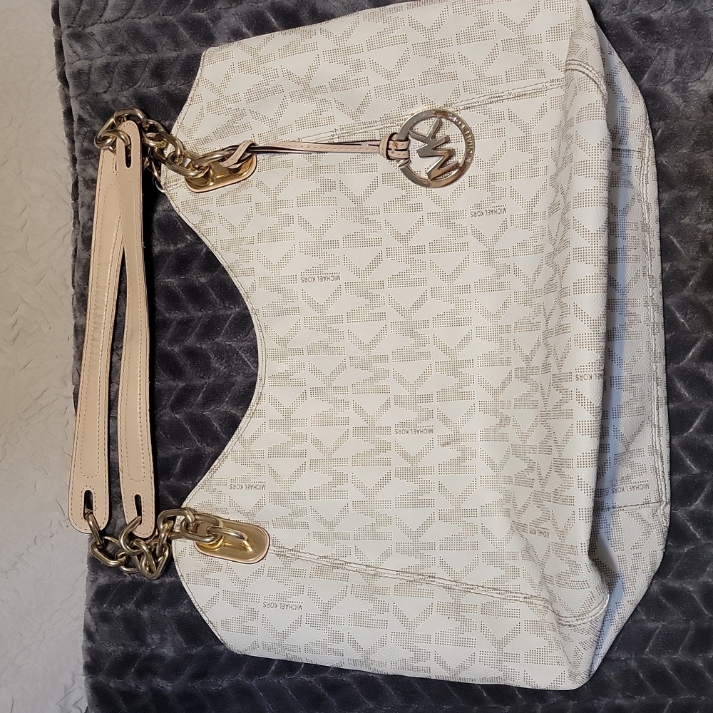 Excellent condition bag. Small ink stains inside. Shown in pictures.